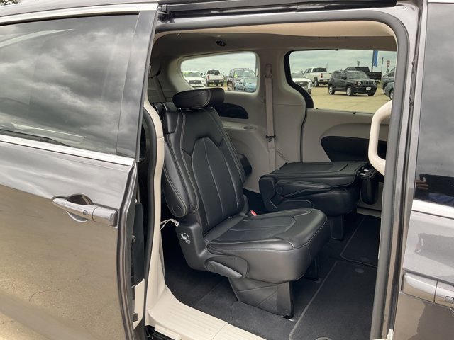 Used 2023 Chrysler Pacifica Touring-L FWD image 14