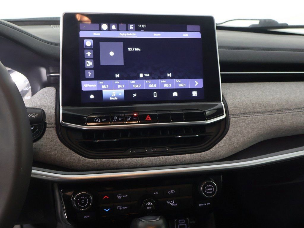 Used 2023 Jeep Compass Latitude image 40