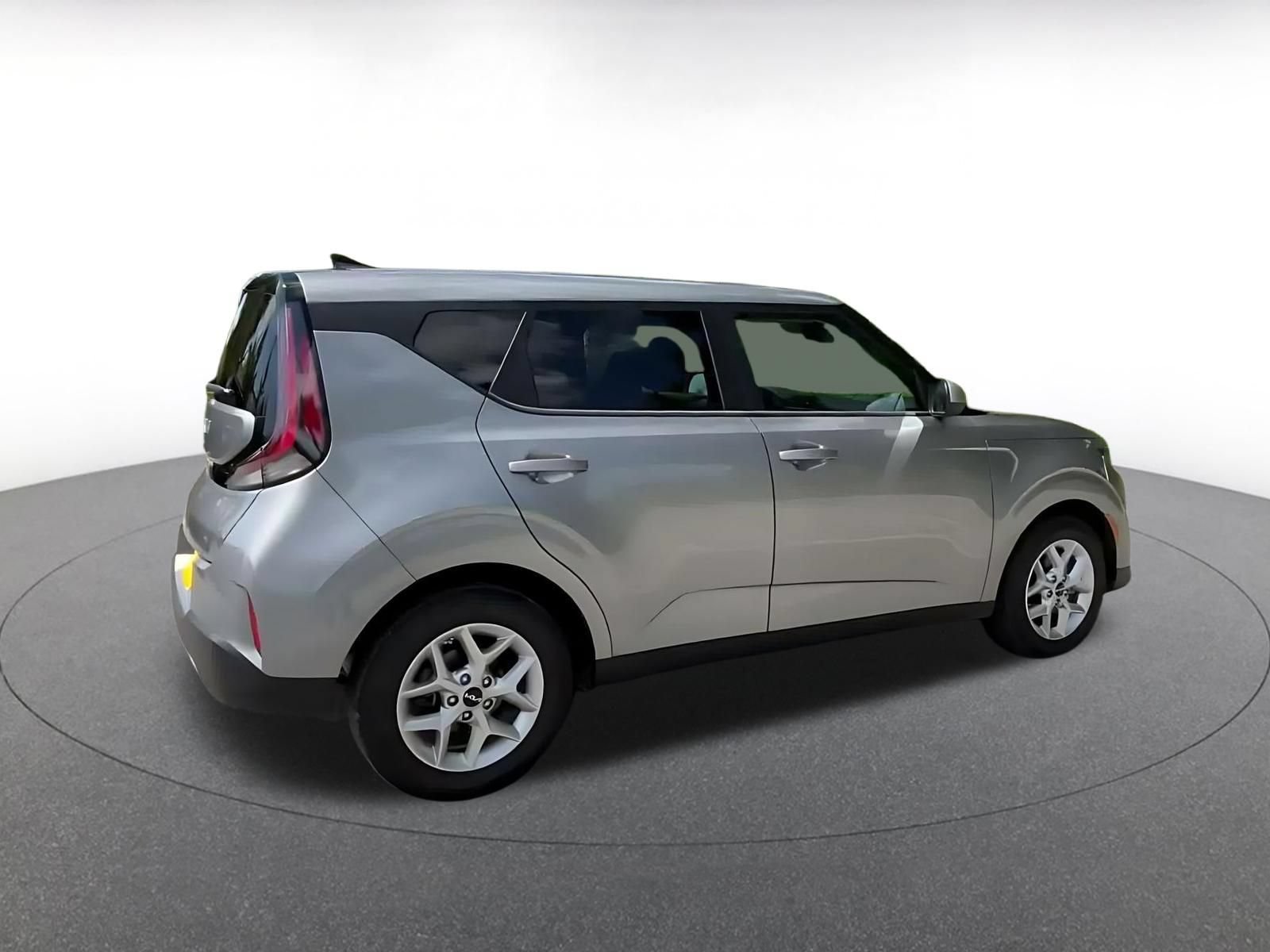 Used 2025 Kia Soul LX w/ LX Technology Package FWD image 13