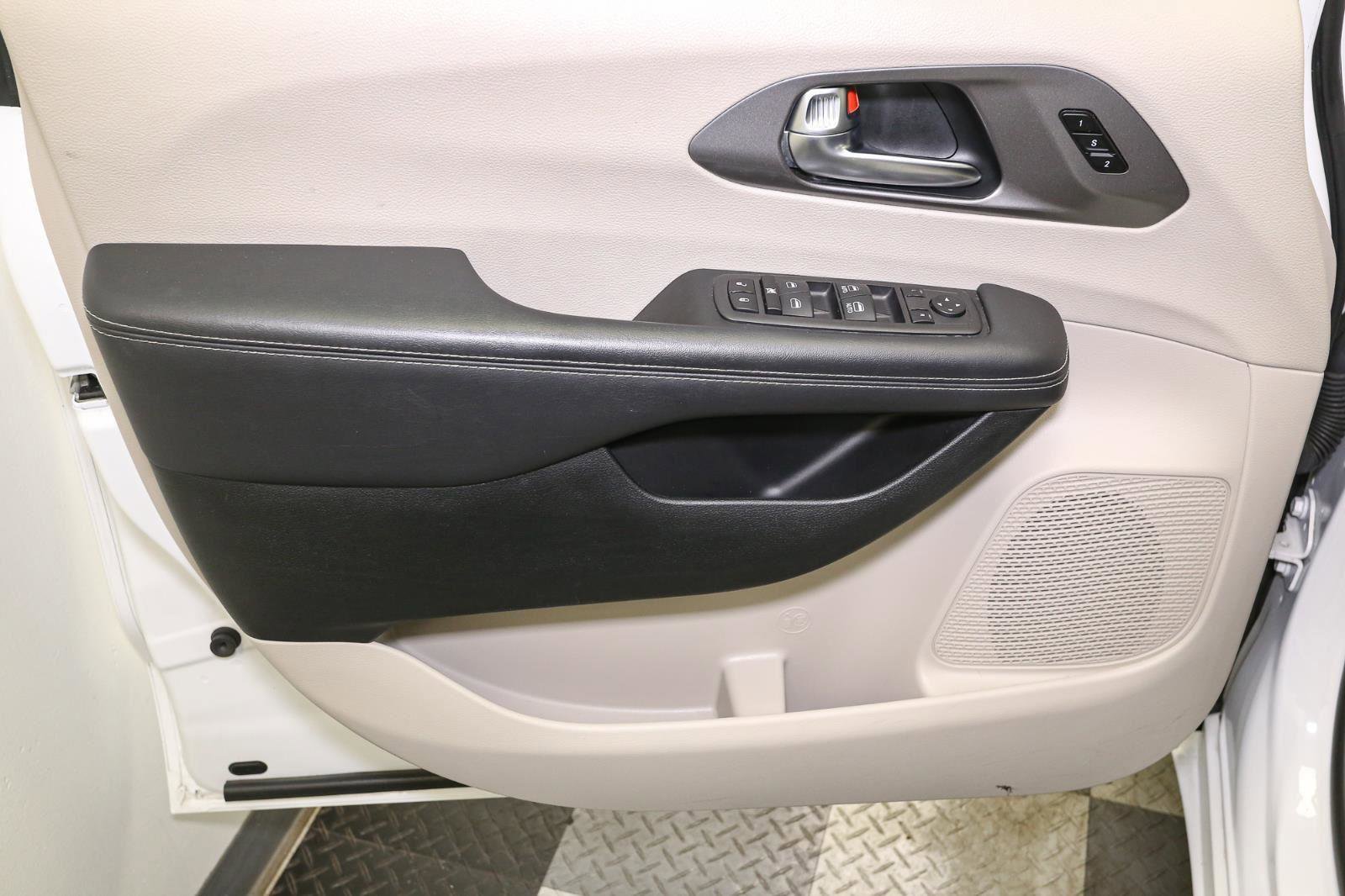 Used 2024 Chrysler Pacifica Touring-L image 38