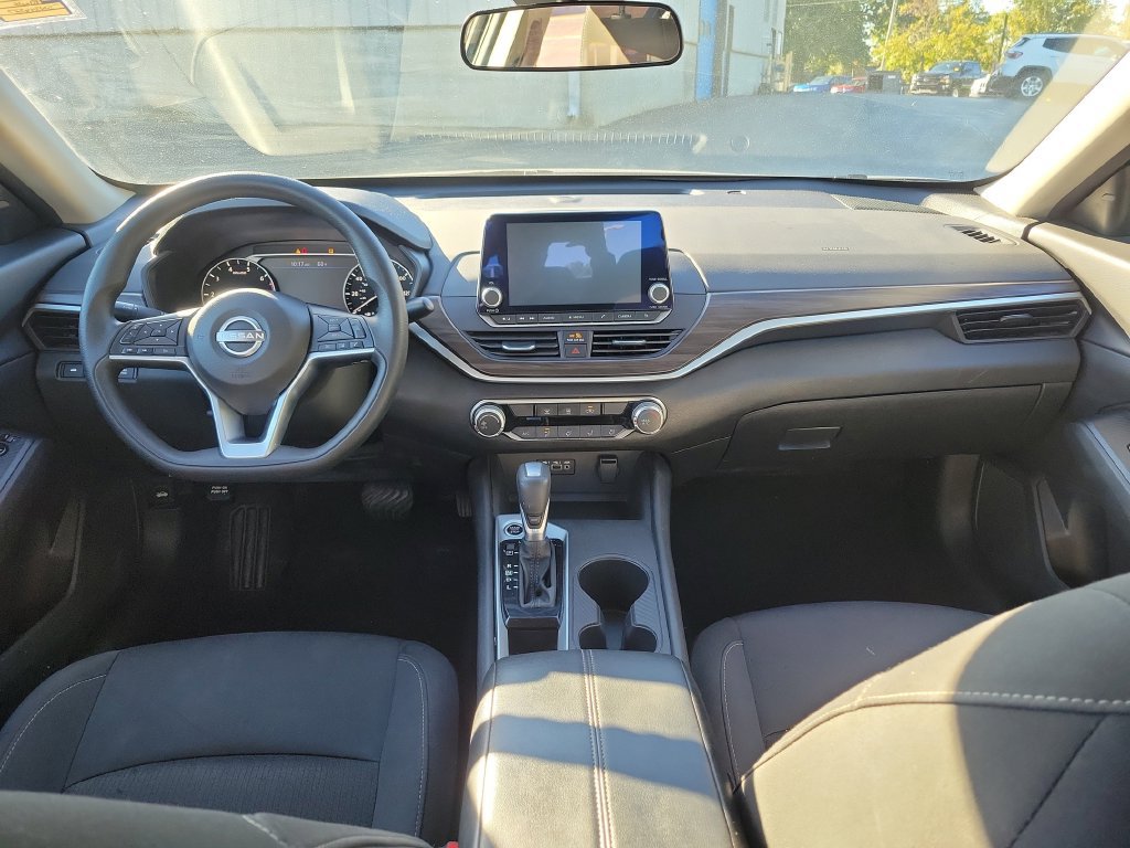 Used 2025 Nissan Altima 2.5 SV FWD image 11