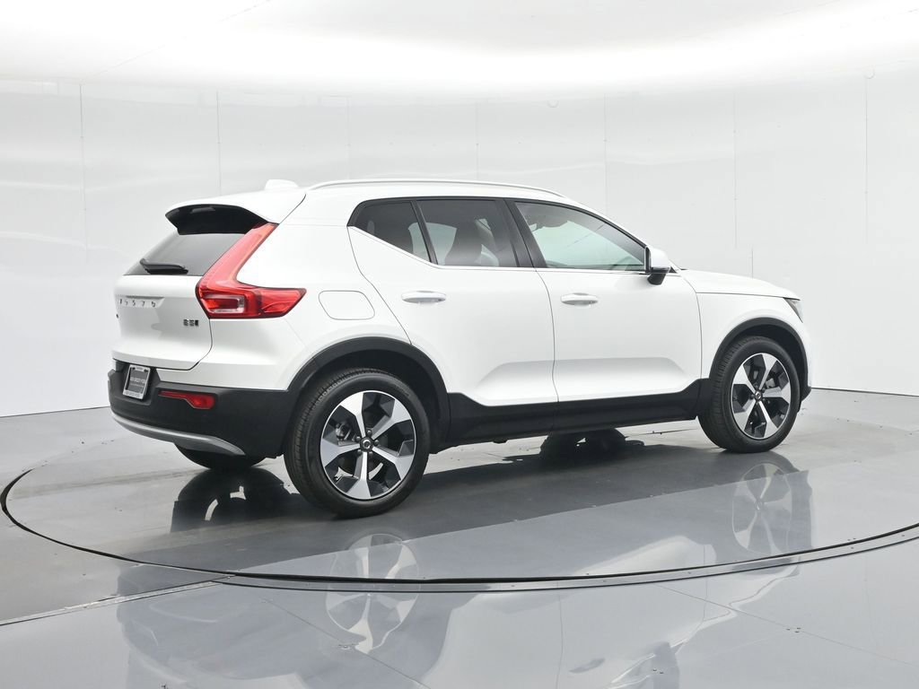 Used 2025 Volvo XC40 B5 Plus image 31