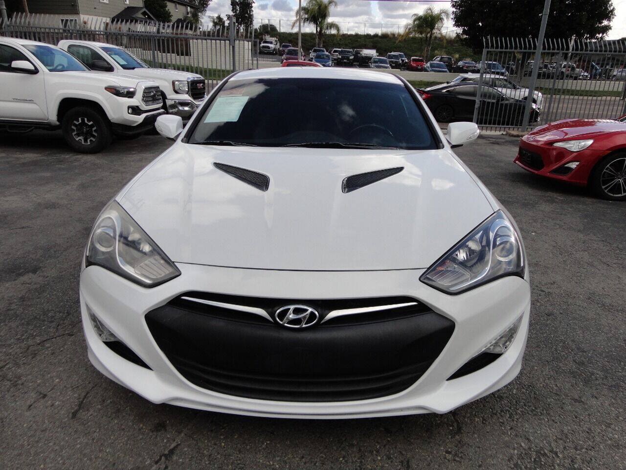 Used 2016 Hyundai Genesis 3.8 RWD image 2