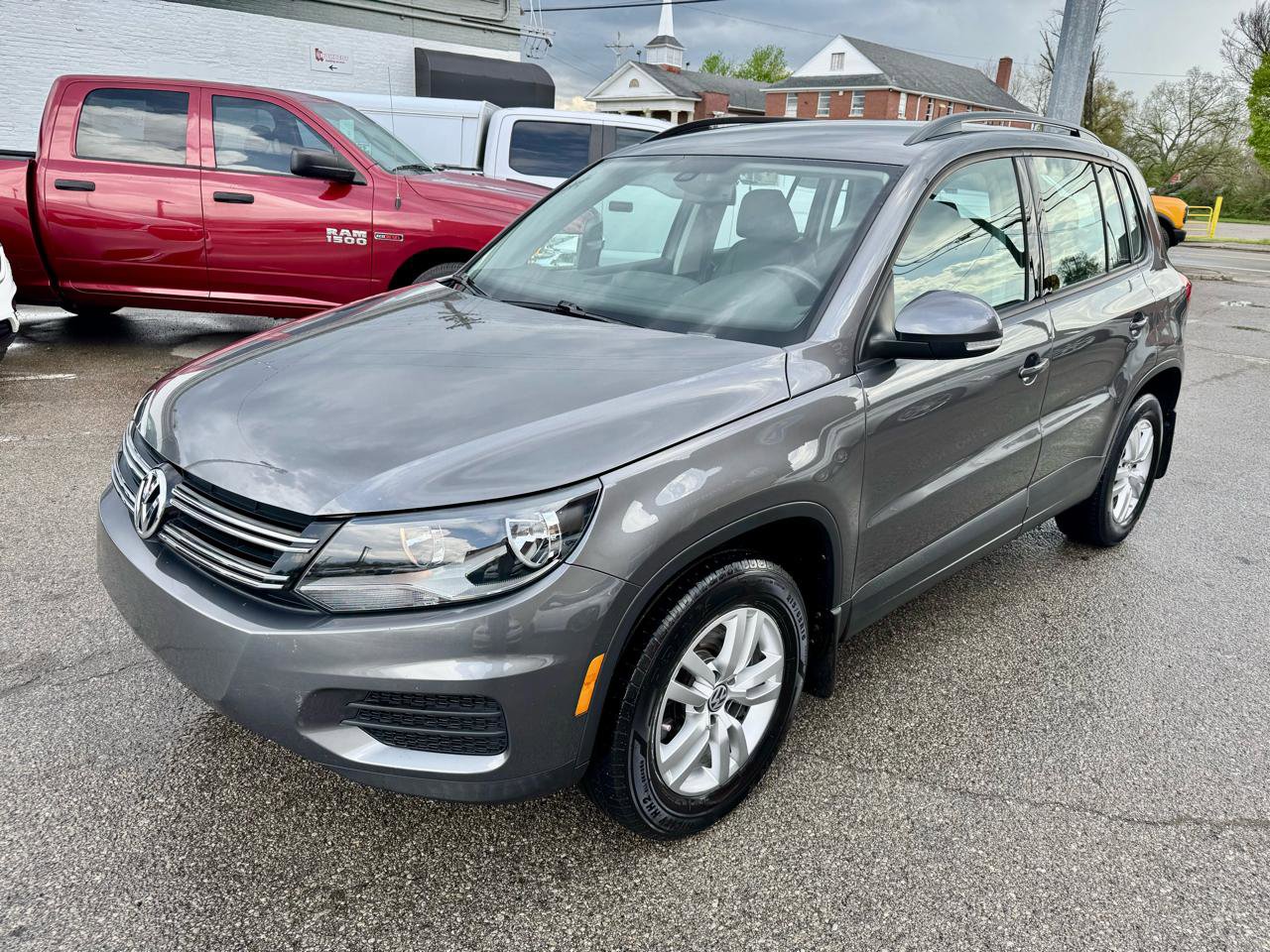 Used 2016 Volkswagen Tiguan S image 3