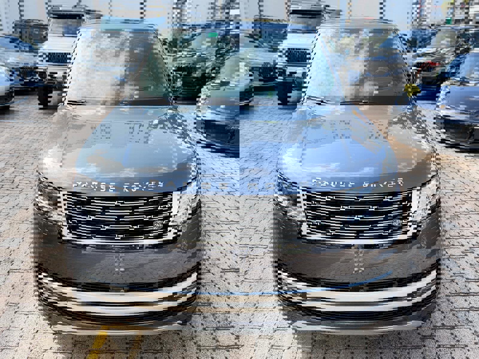 Used 2024 Land Rover Range Rover Long Wheelbase Autobiography image 4