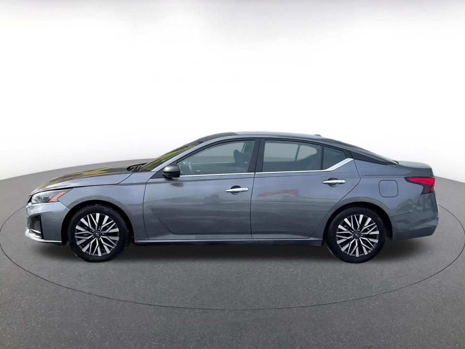 Used 2025 Nissan Altima 2.5 SV image 9