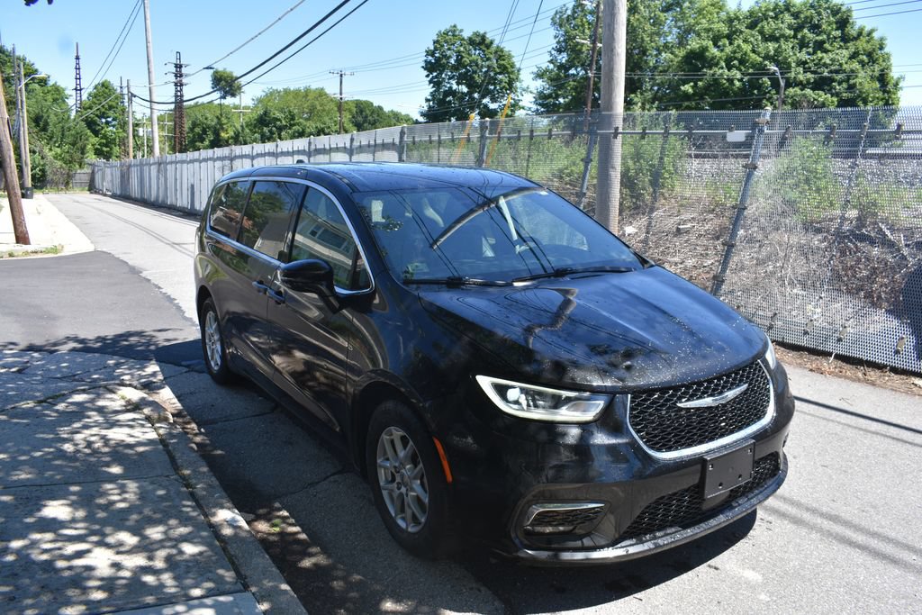 Used 2024 Chrysler Pacifica Touring-L FWD image 4