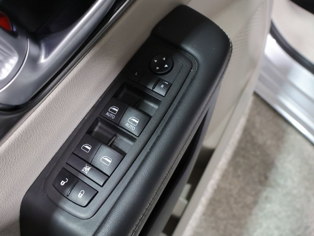 Used 2024 Chrysler Pacifica Touring-L FWD image 13