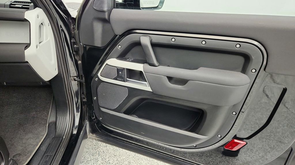 Used 2023 Land Rover Defender 90 SE image 25