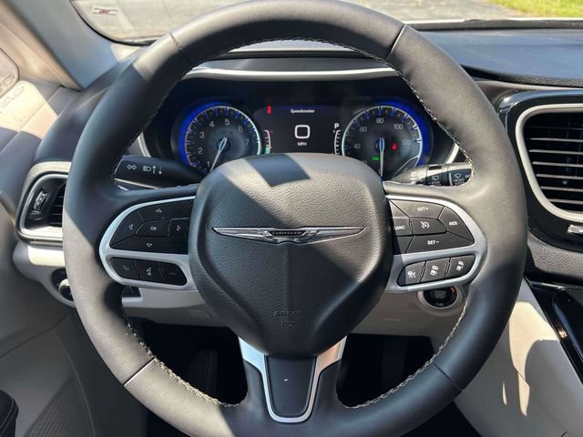 Used 2024 Chrysler Pacifica Touring-L FWD image 26