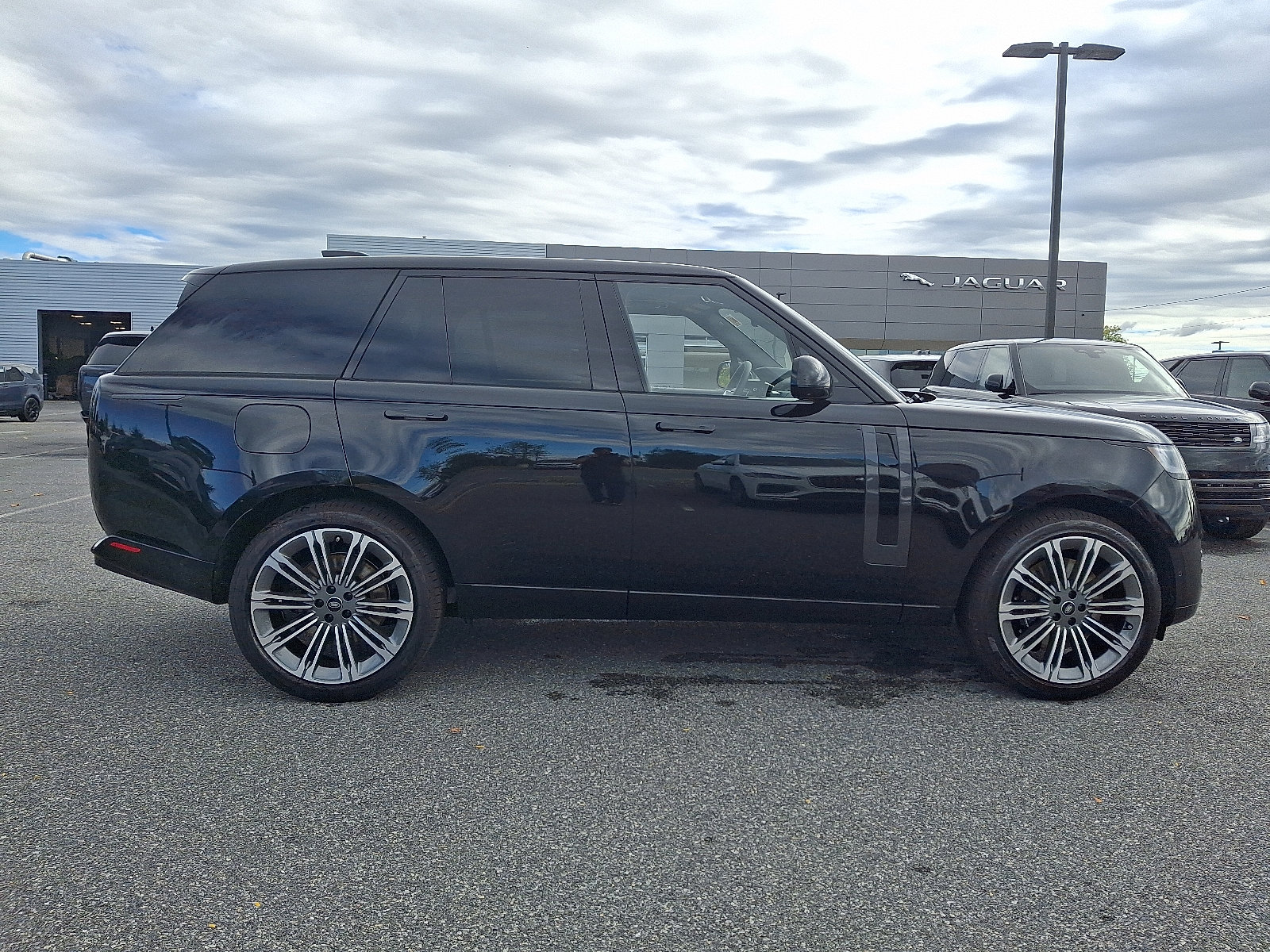 New 2025 Land Rover Range Rover SE AWD/4WD image 6