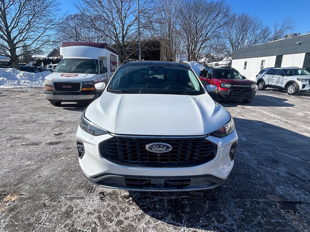 Used 2025 Ford Escape Platinum w/ Premium Technology Package image 2