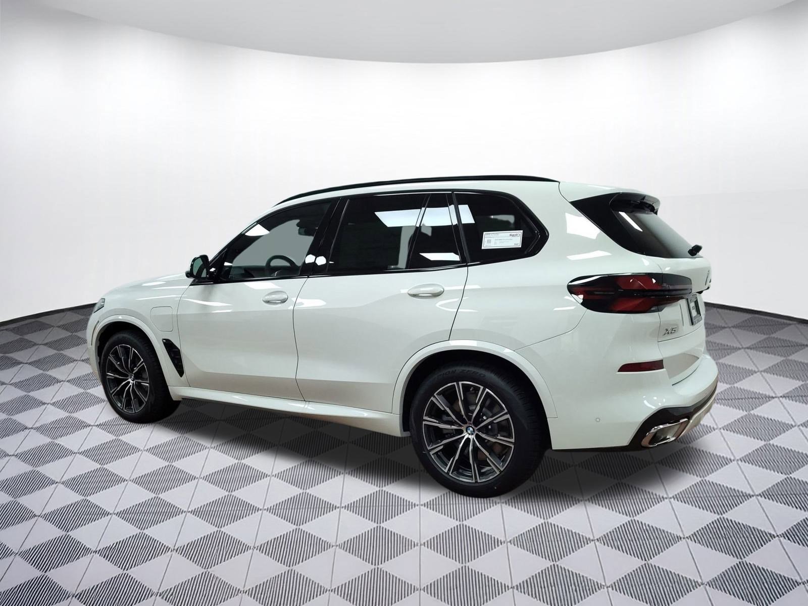 New 2026 BMW X5 xDrive50e w/ M Sport Package image 3