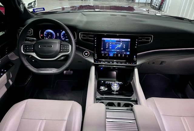 Used 2025 Jeep Wagoneer 4WD w/ Premium Group I image 29