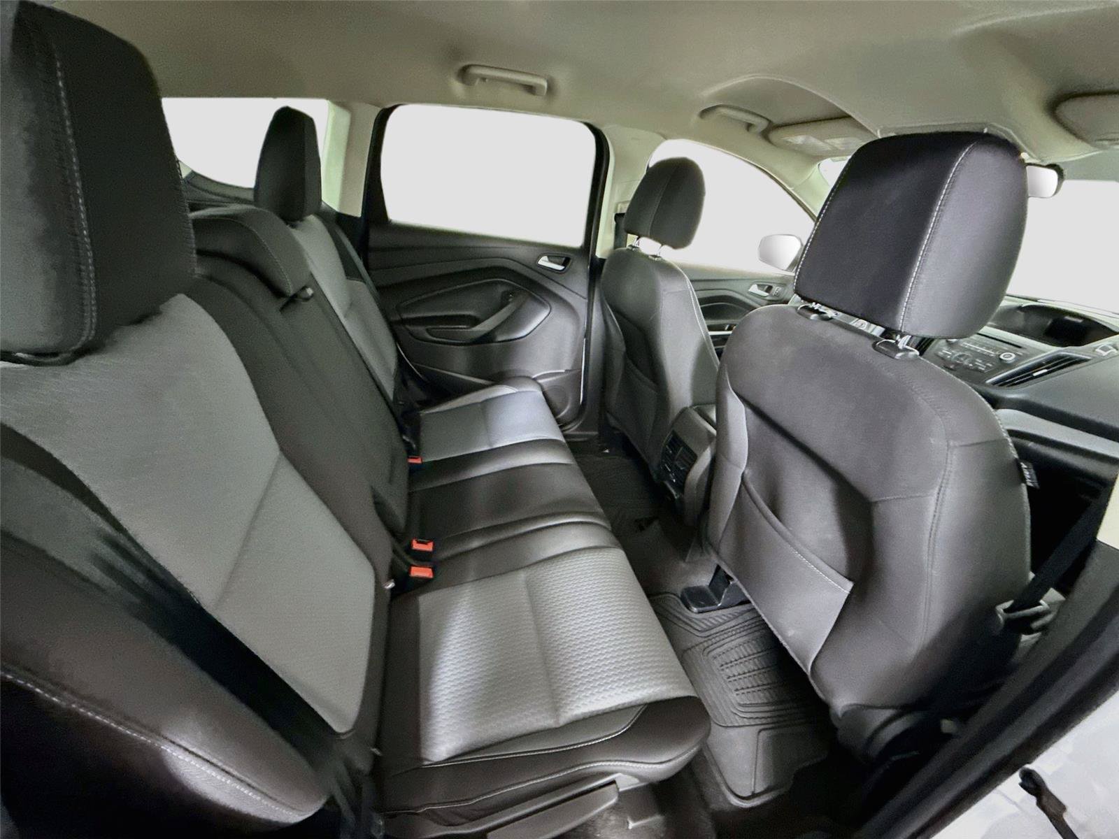Used 2017 Ford Escape SE w/ SE Cold Weather Package AWD/4WD image 18