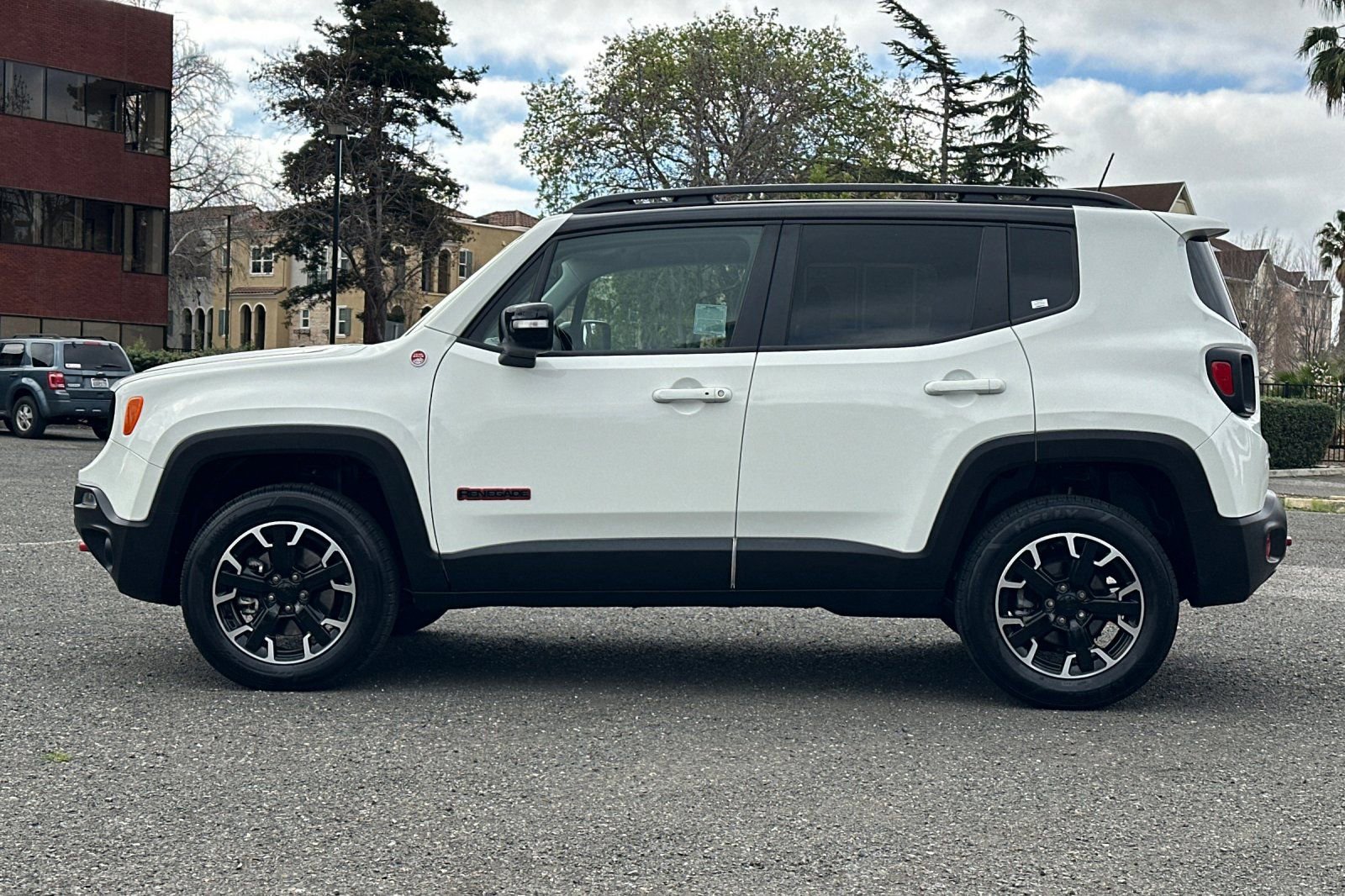 Used 2023 Jeep Renegade Trailhawk image 6