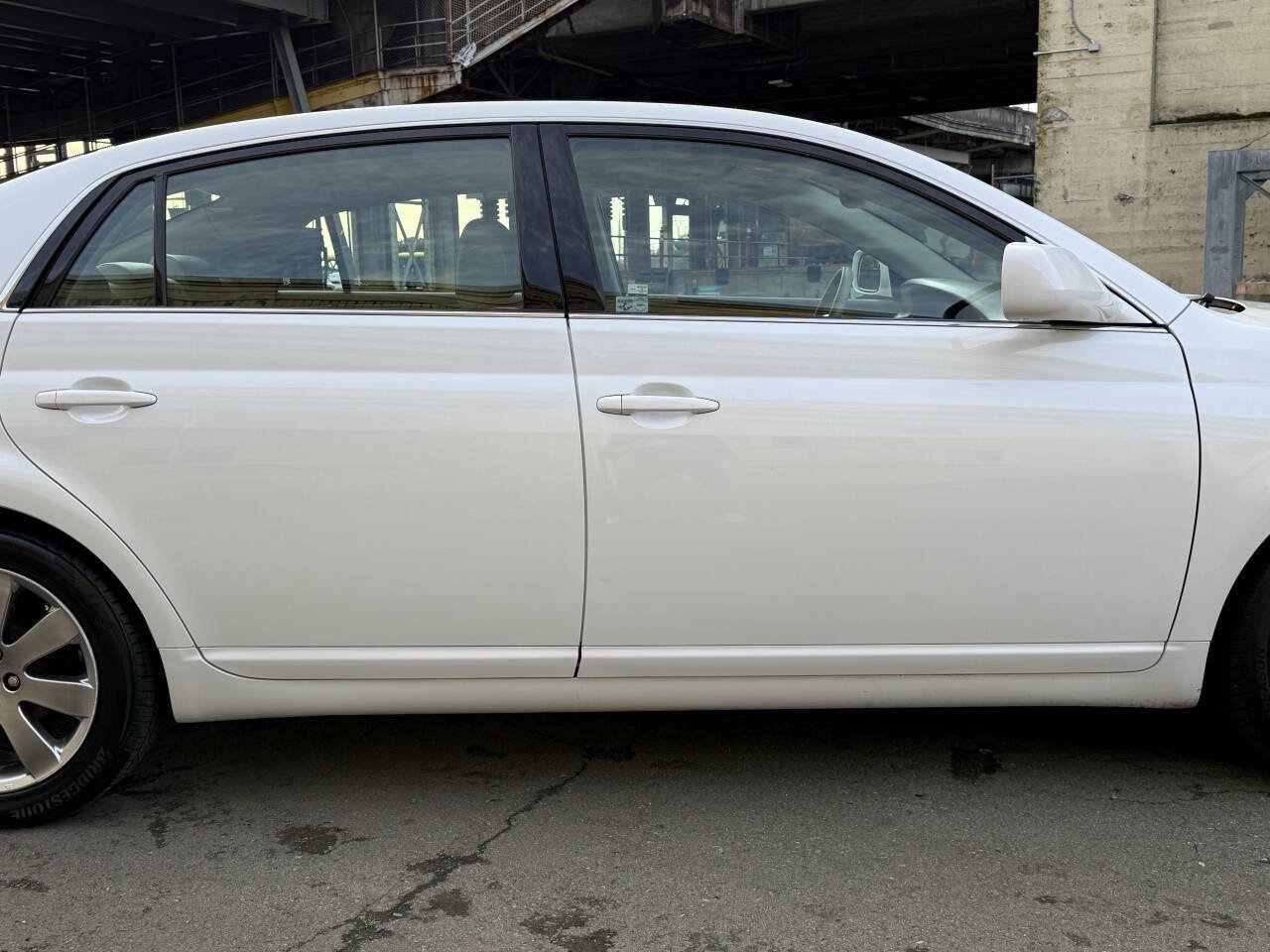 Used 2005 Toyota Avalon XLS image 23