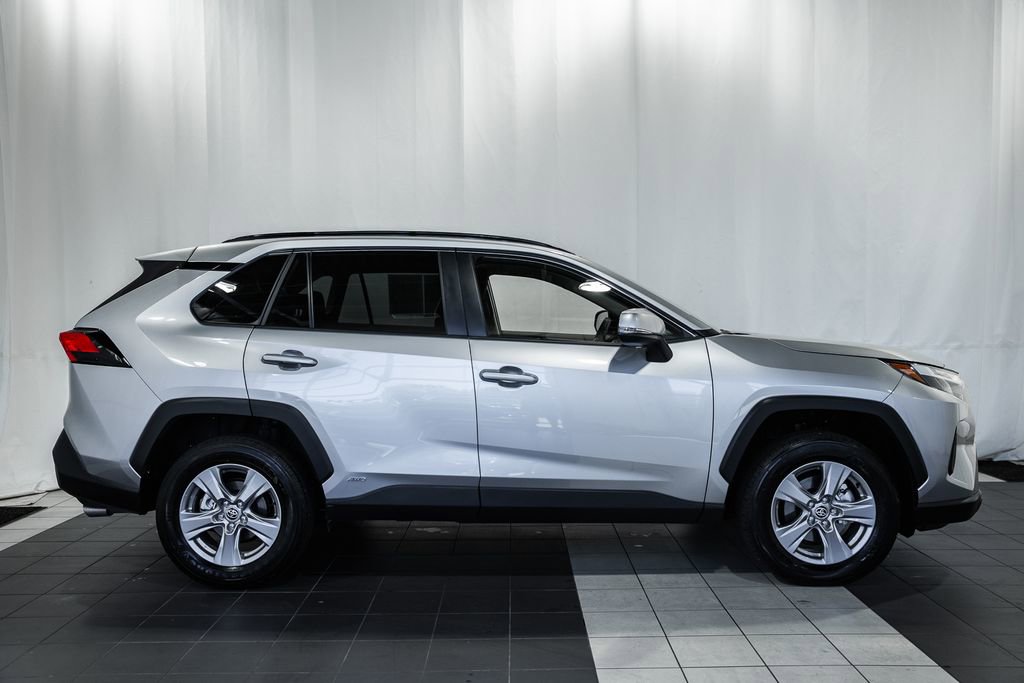 Used 2025 Toyota RAV4 XLE AWD/4WD image 3