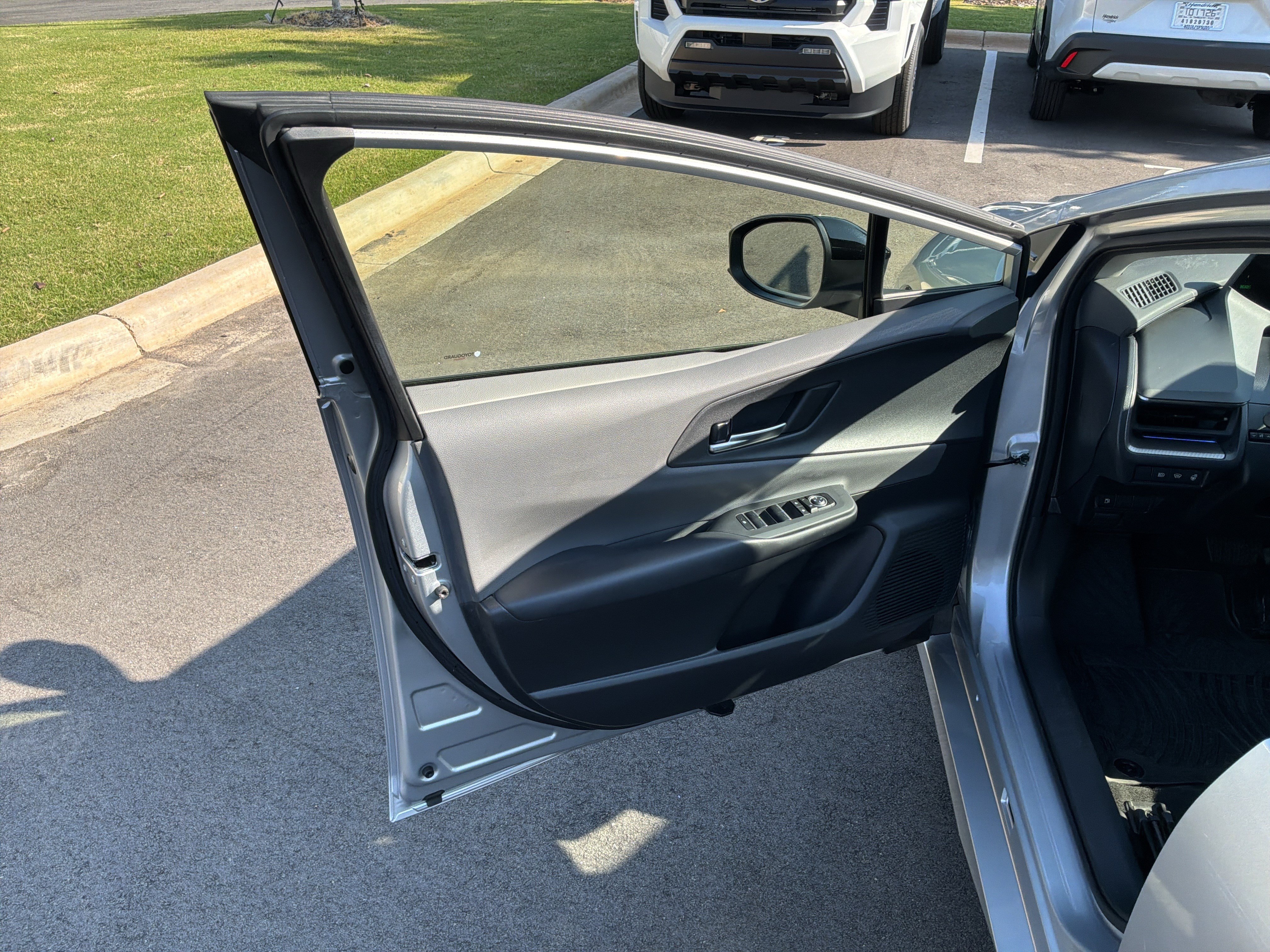 Used 2024 Toyota Prius XLE FWD image 14