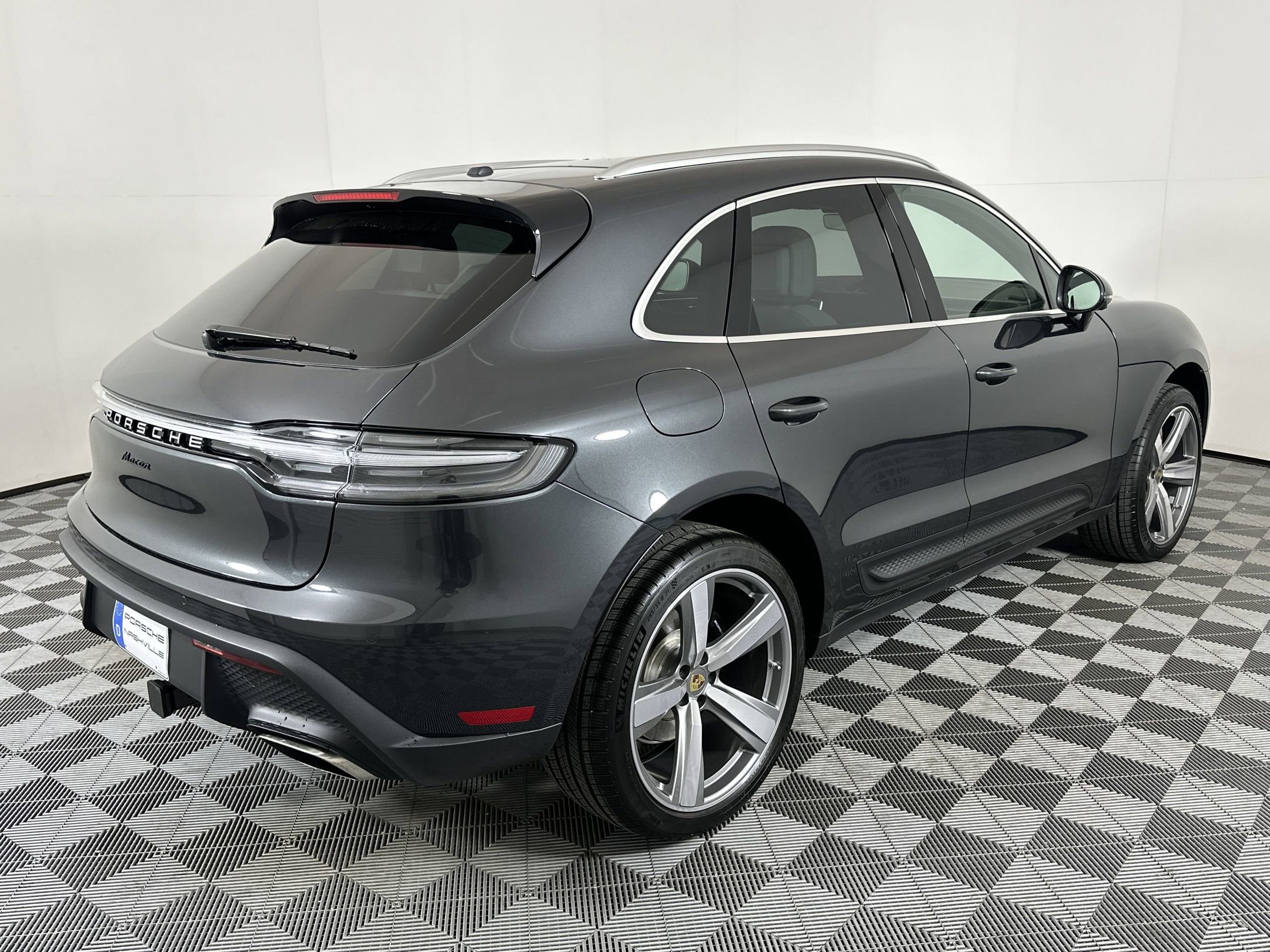 Certified 2025 Porsche Macan image 9