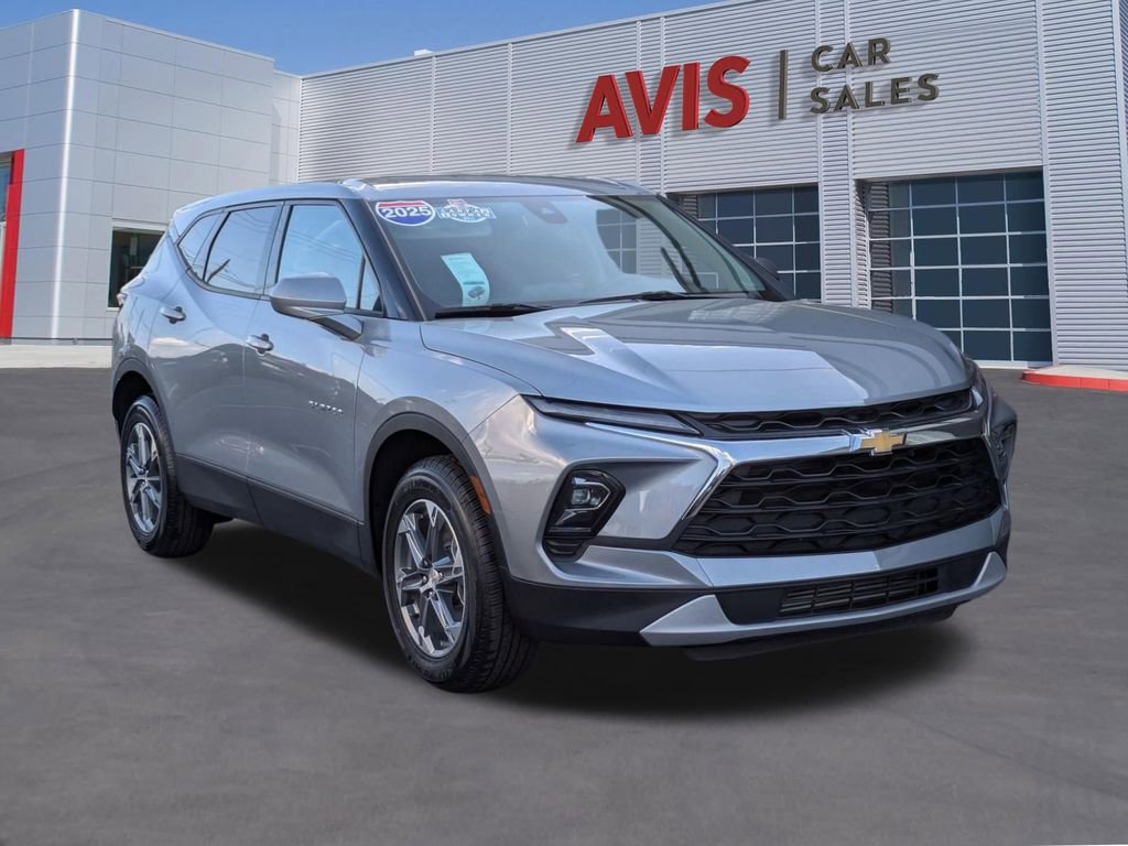Used 2025 Chevrolet Blazer LT FWD image 3