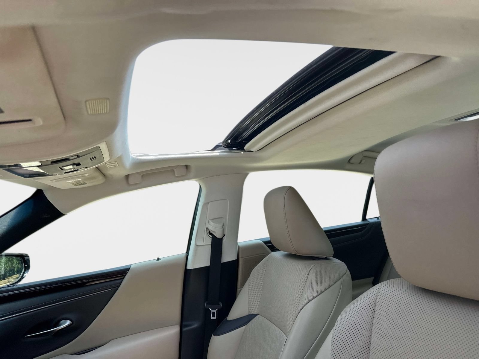 Used 2024 Lexus ES 300h Ultra Luxury w/ Accessory Package (Z2) FWD image 27