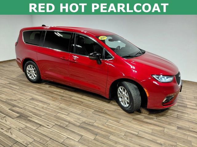 Used 2025 Chrysler Pacifica Select image 13