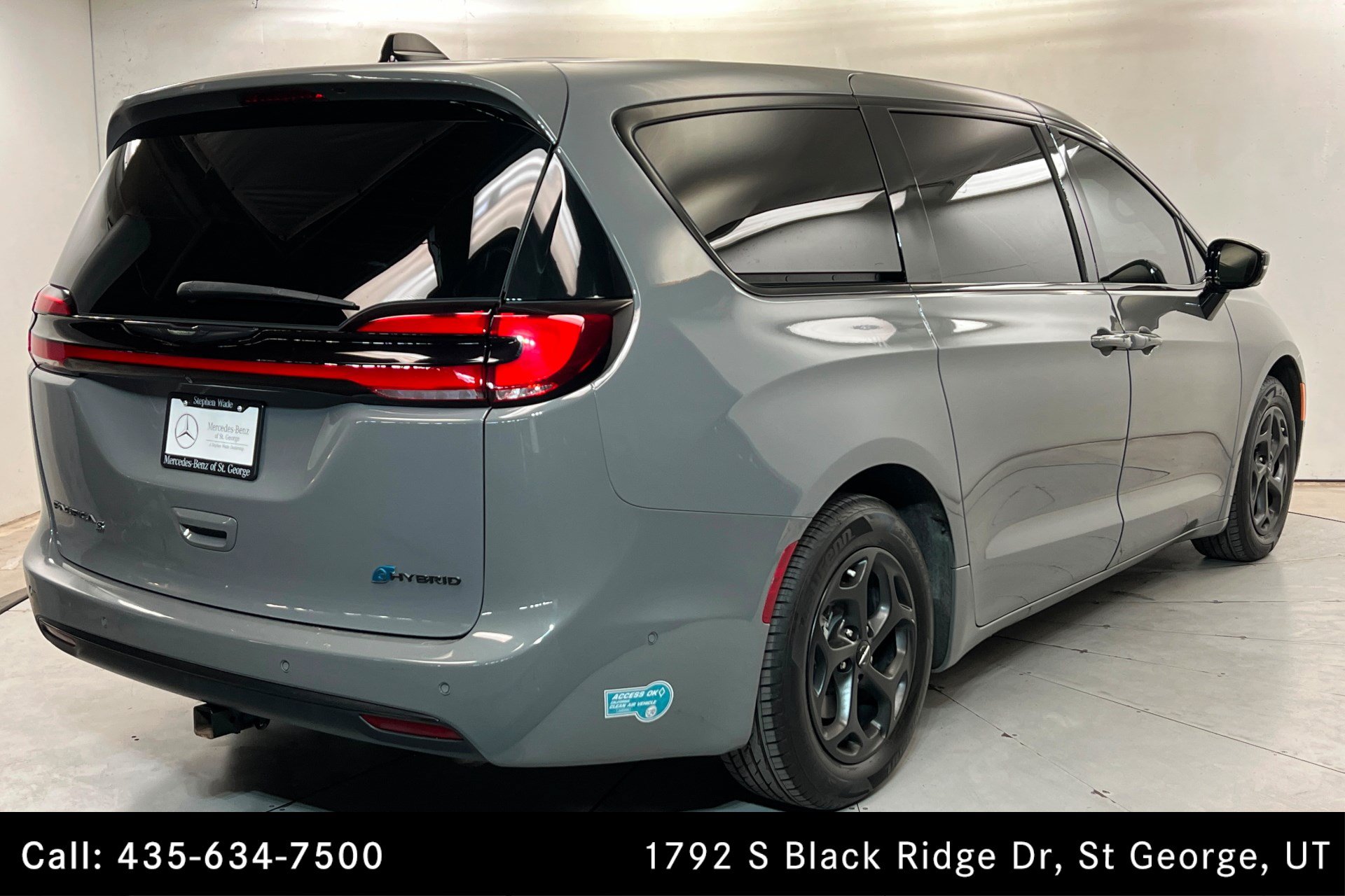 Used 2023 Chrysler Pacifica Limited w/ Uconnect Theater Family Group FWD image 5