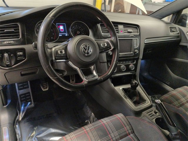 Used 2016 Volkswagen Golf S image 12