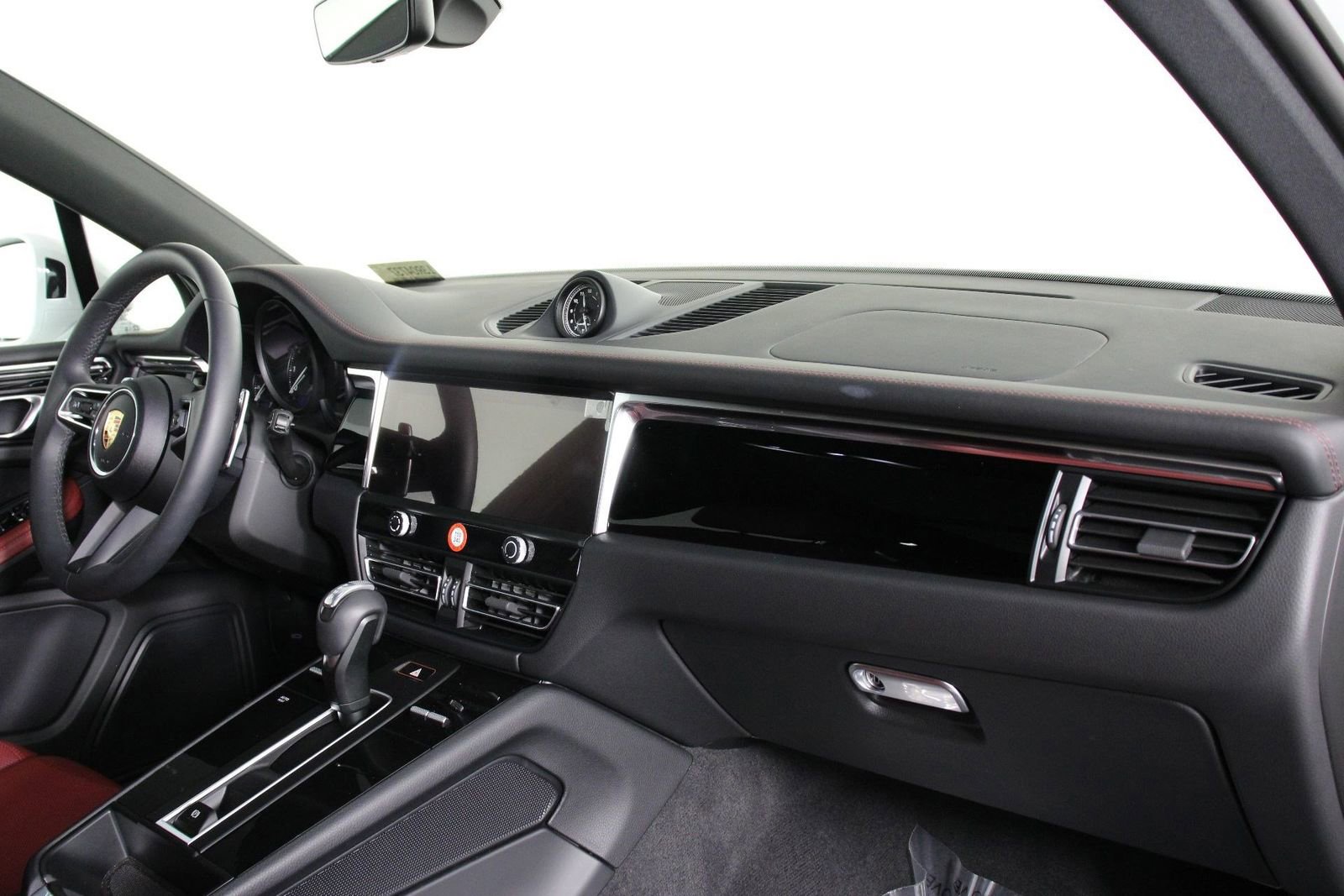 Certified 2025 Porsche Macan image 24