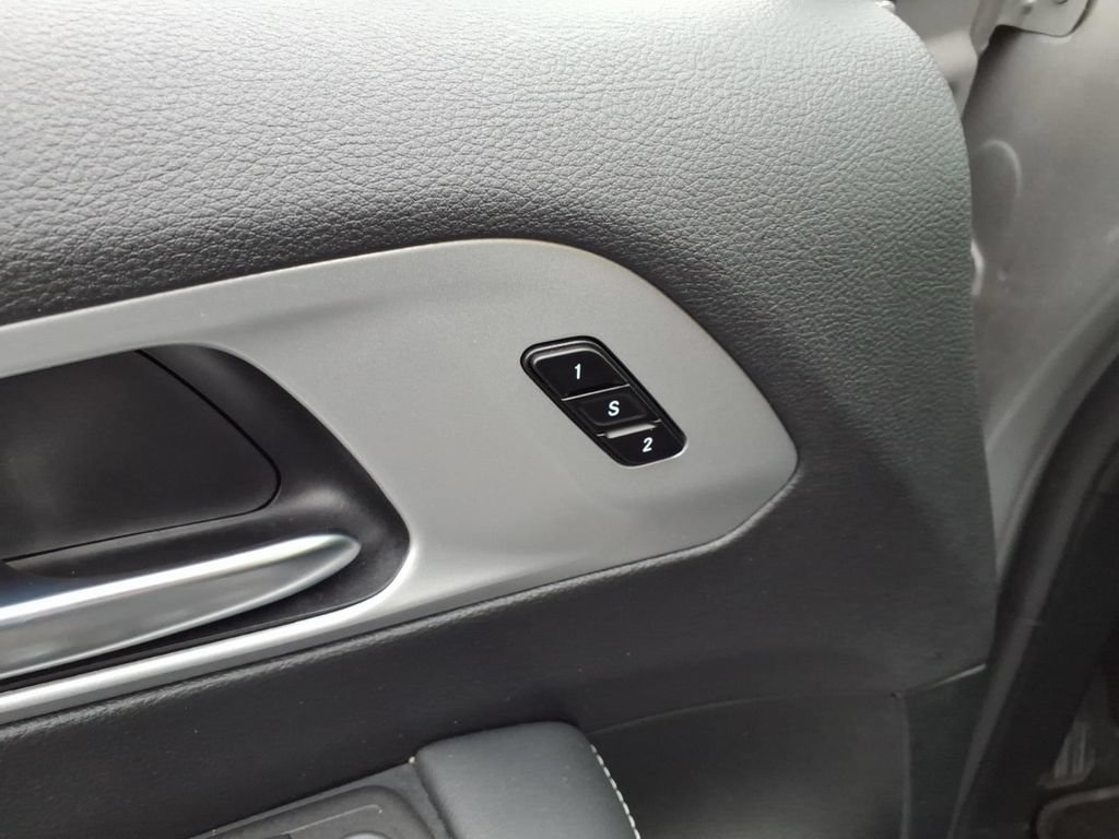 Certified 2025 Chrysler Pacifica Limited FWD image 7