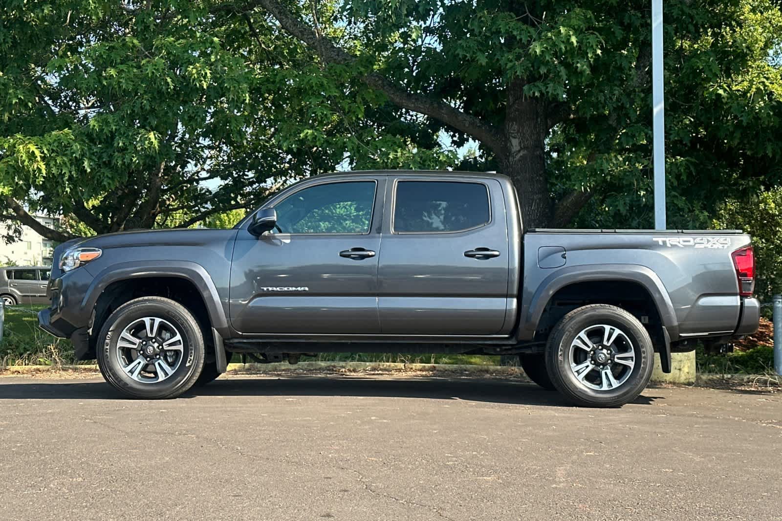 Used 2019 Toyota Tacoma TRD Sport AWD/4WD image 5