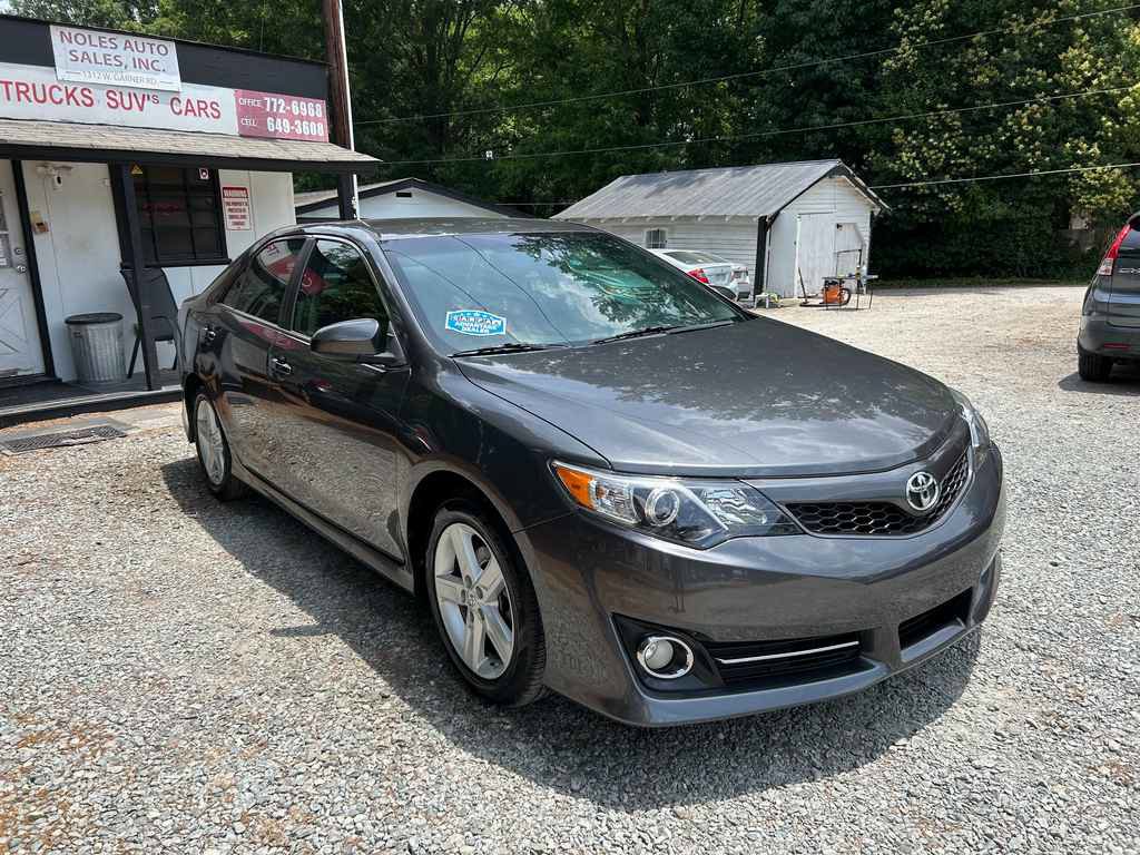 Used 2013 Toyota Camry SE FWD image 1