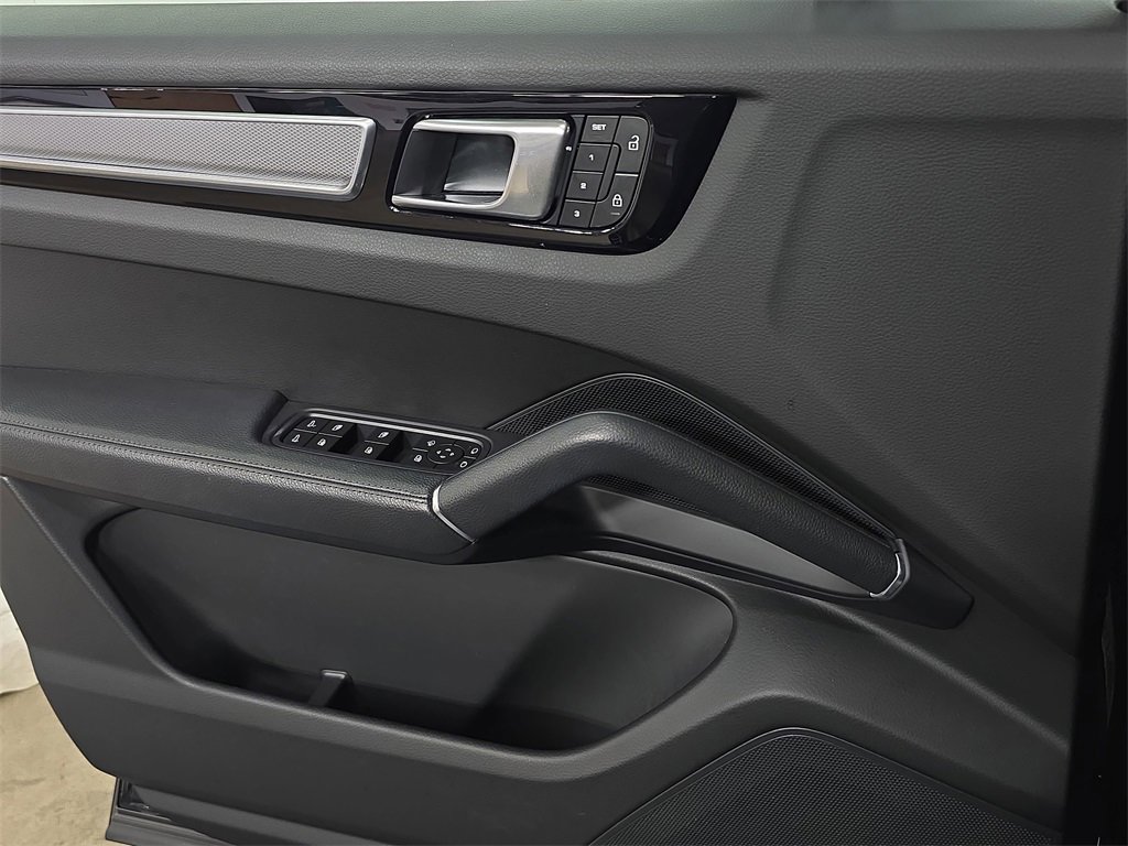 Used 2023 Porsche Cayenne Platinum Edition image 22