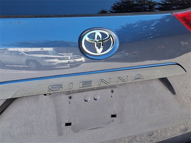 Used 2014 Toyota Sienna LE image 30