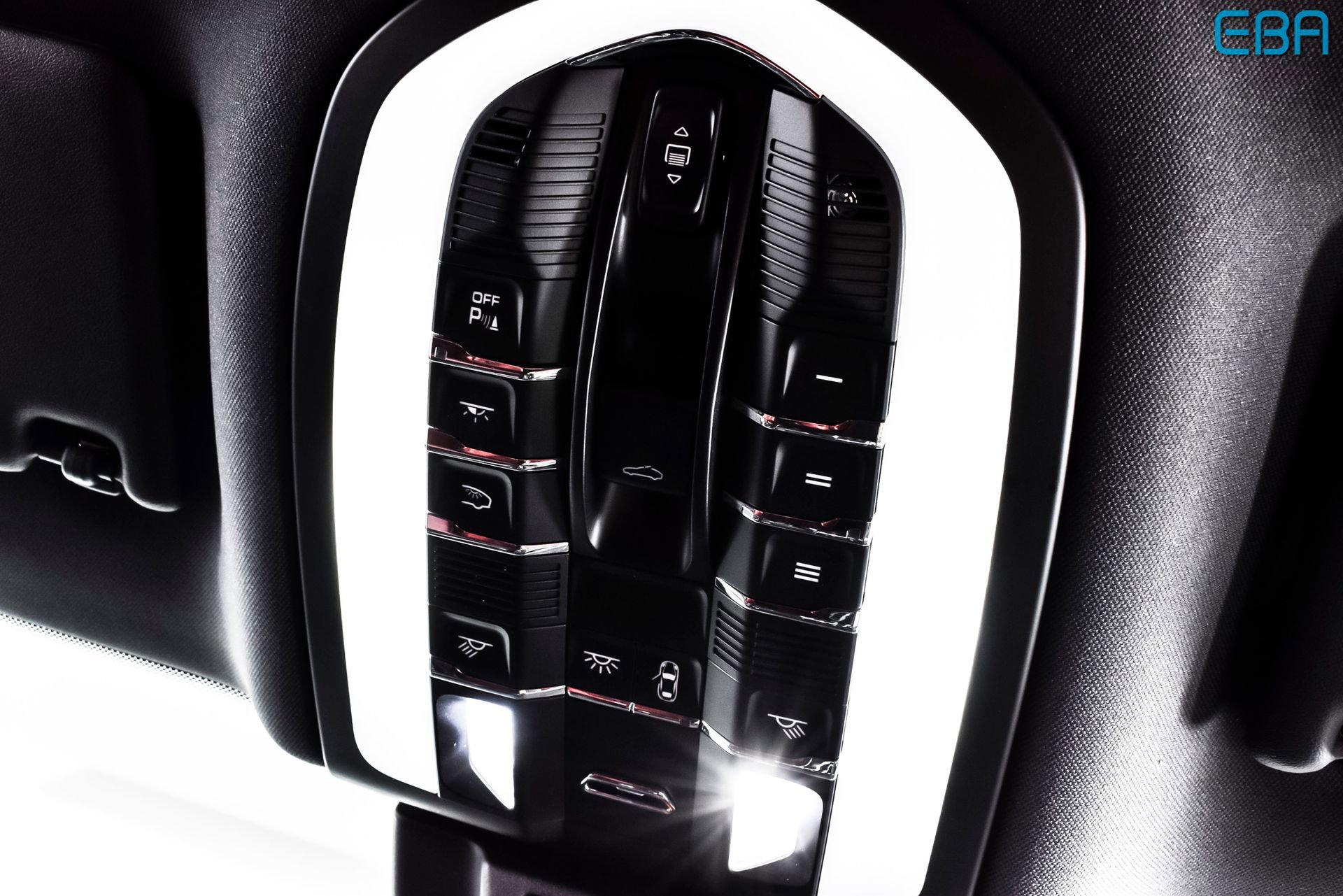 Used 2025 Porsche Macan AWD/4WD image 28