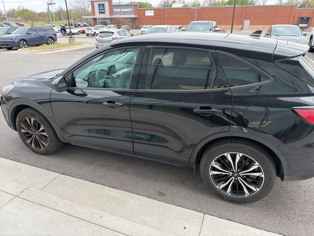 Used 2021 Ford Escape SE w/ SE Sport Appearance Package image 16