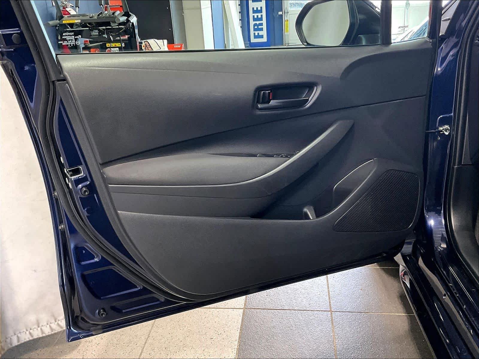 Used 2022 Toyota Corolla LE FWD image 9