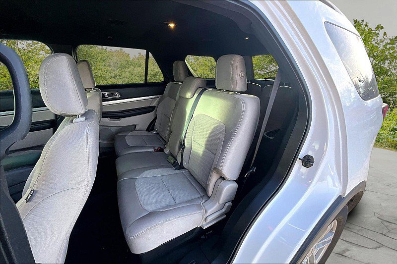 Used 2018 Ford Explorer XLT w/ Equipment Group 201A FWD image 21