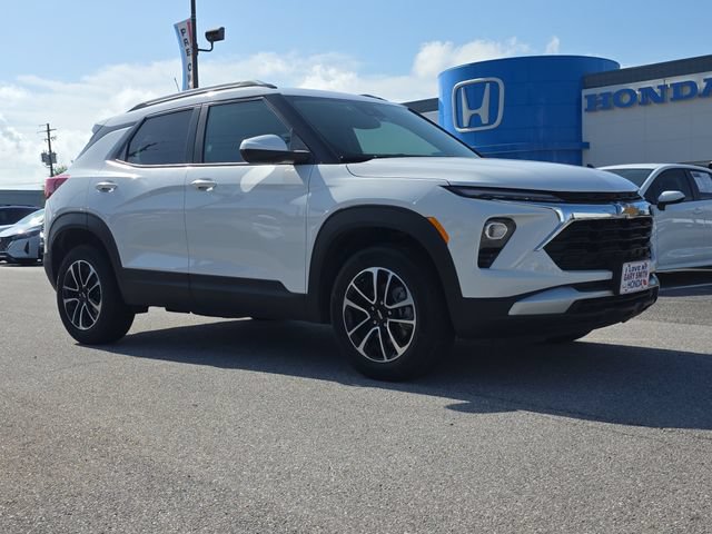 Used 2025 Chevrolet TrailBlazer LT AWD/4WD image 2