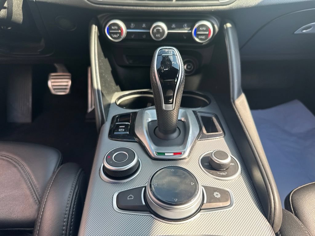 Used 2023 Alfa Romeo Giulia Veloce AWD/4WD image 43