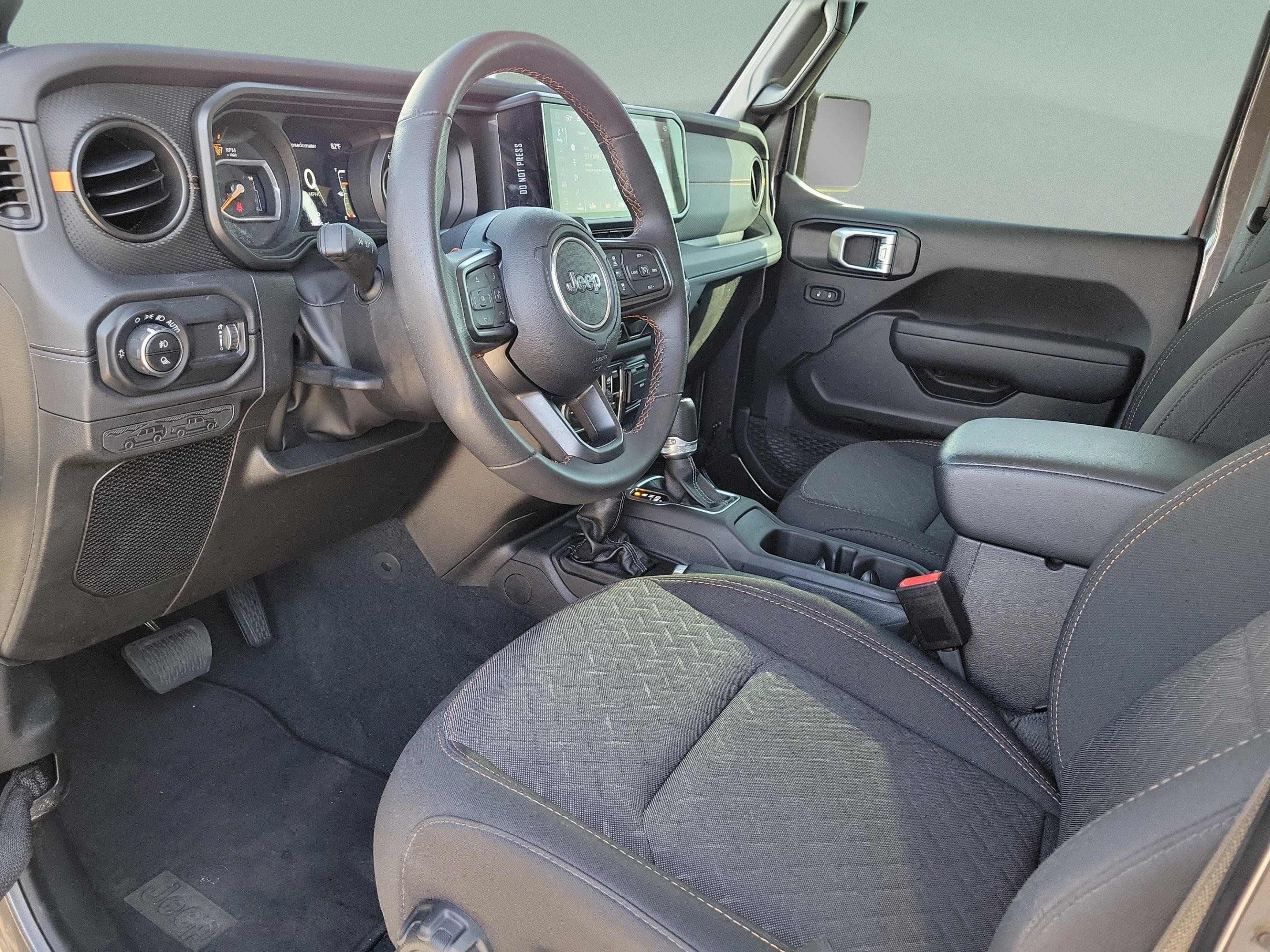Used 2024 Jeep Gladiator Mojave AWD/4WD image 16