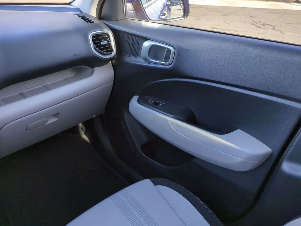 Certified 2025 Hyundai Venue SEL image 16