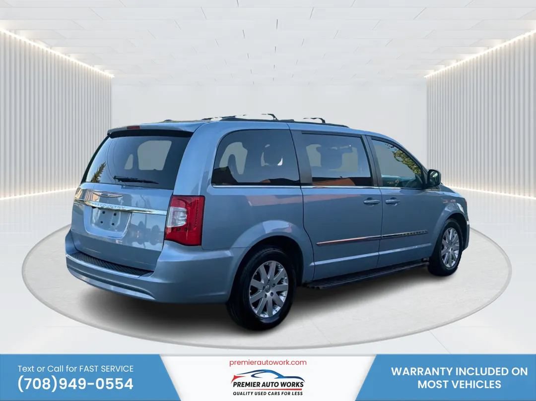 Used 2013 Chrysler Town & Country Touring FWD image 4