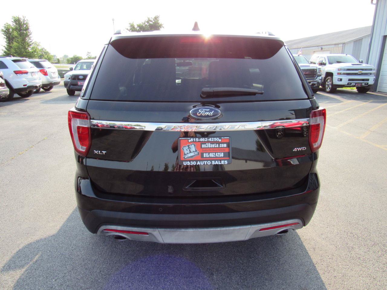 Used 2017 Ford Explorer XLT w/ Equipment Group 202A AWD/4WD image 5