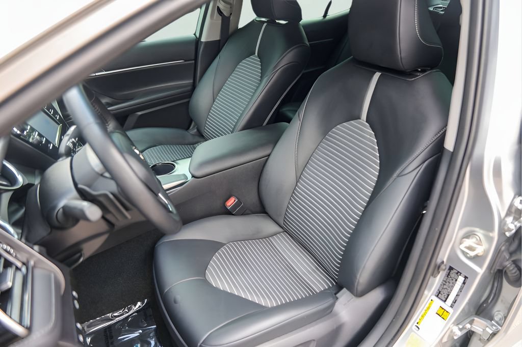 Used 2020 Toyota Camry SE FWD image 10