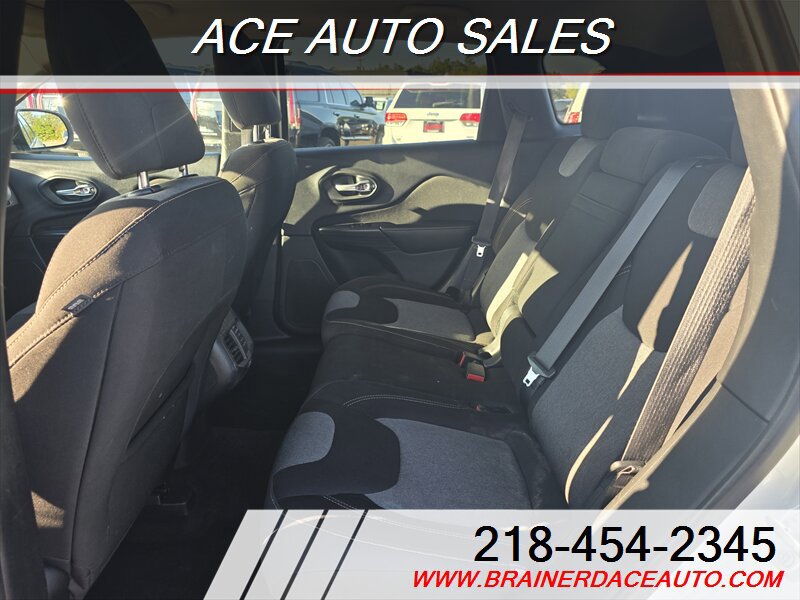 Used 2017 Jeep Cherokee Sport image 6