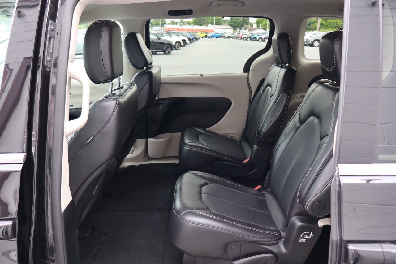 Used 2024 Chrysler Pacifica Touring-L FWD image 5