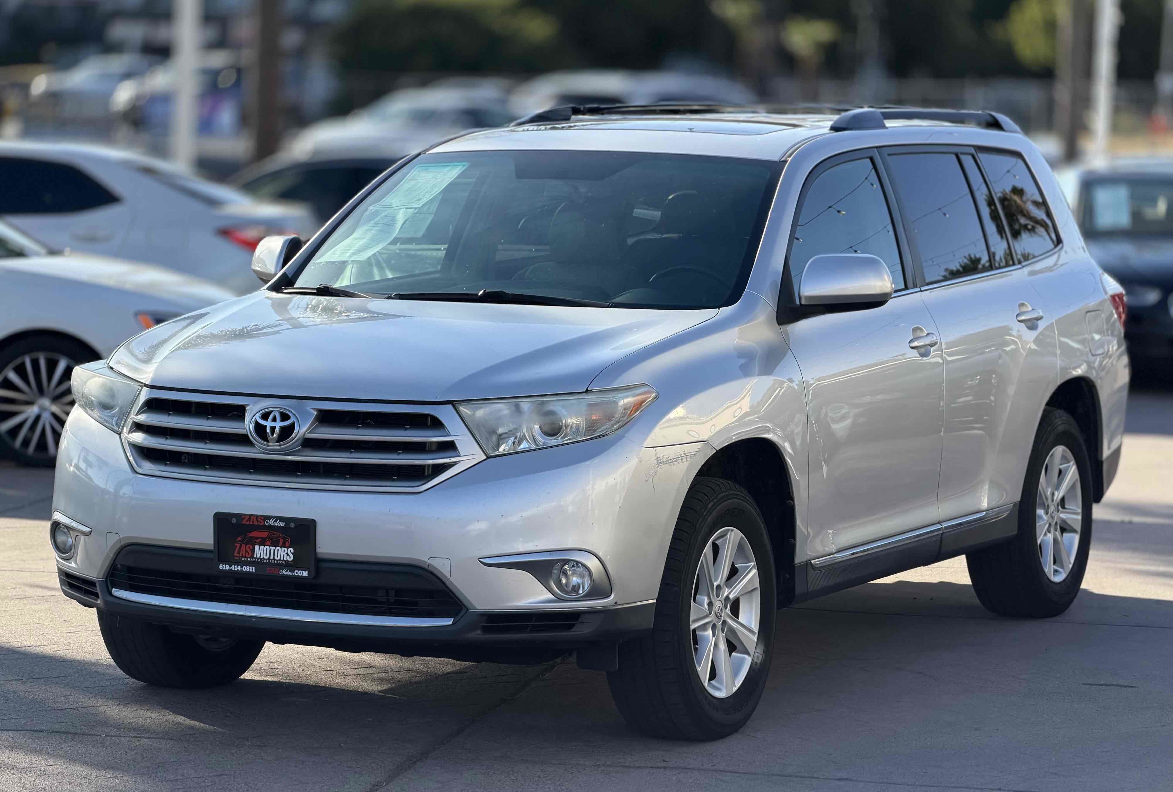 Used 2012 Toyota Highlander SE w/ Tow Pkg FWD image 3