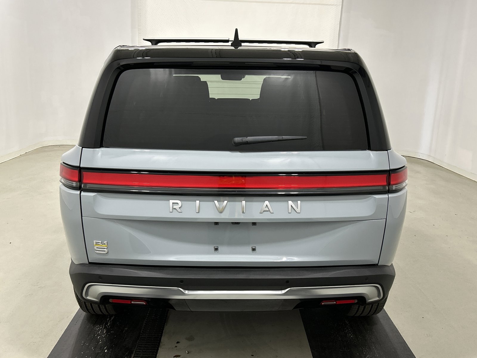 Used 2024 Rivian R1S Adventure AWD/4WD image 4